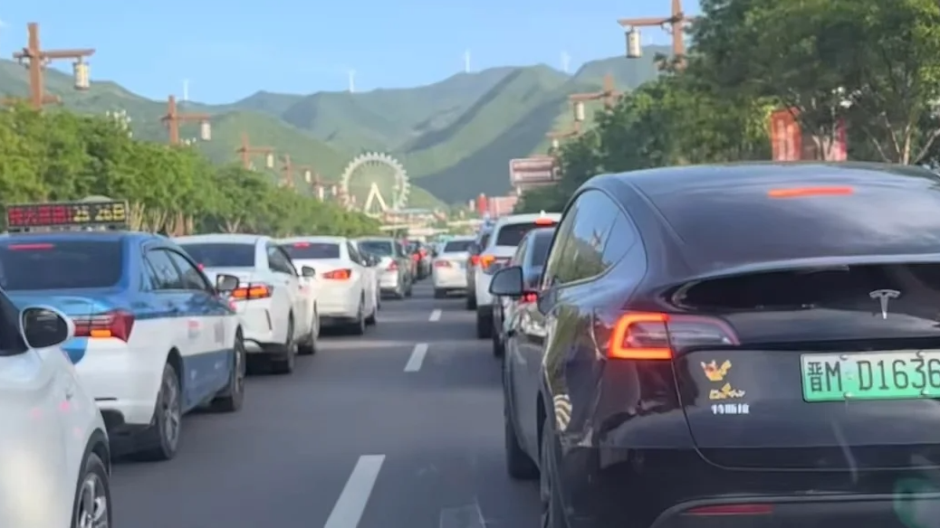  五一提前旅游的人已经堵在路上