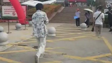 送考家长满脸尴尬：全家都起晚了