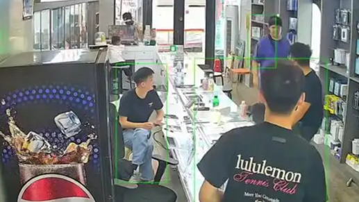  自闭症男子进店拿饮料 老板暖心引导