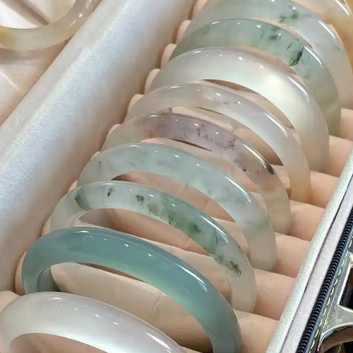 男子抢夺珠宝店手镯被外卖员控制