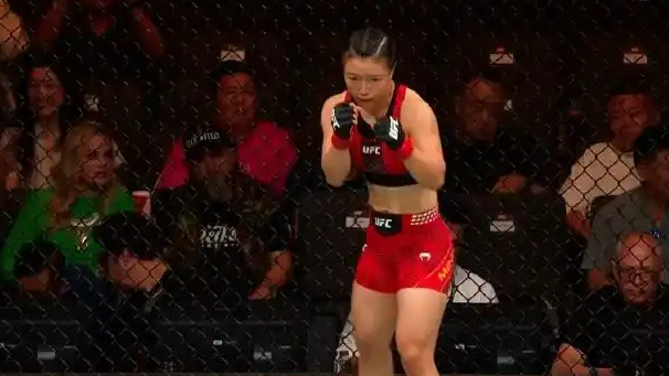 中国格斗女医生赛后给对手把脉
