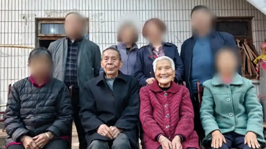  一张8人全家福 4人遇难