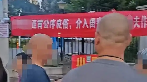李福贵带46名老人走出大山去旅游
