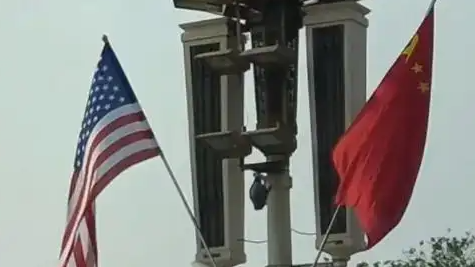天安门广场挂起中美两国国旗