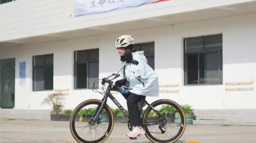 00后无臂女孩成铁人三项运动员