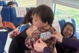   婴儿列车上哭闹20分钟 男子30秒哄好 缩略图