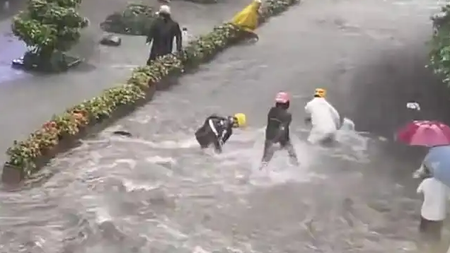  广州暴雨 5名小哥狂奔救起小孩