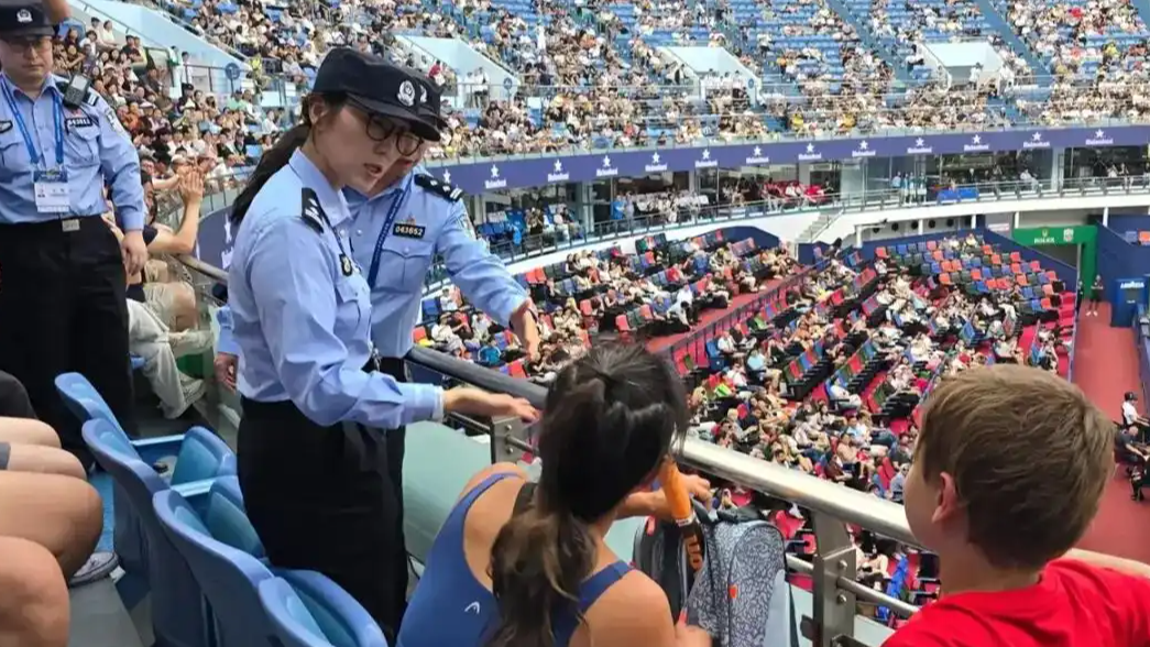 警方通报上海网球大师赛球迷被抬出场