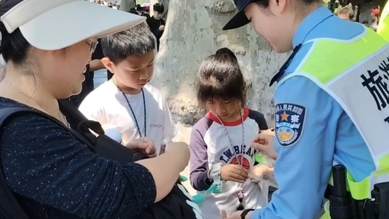  18年前在西湖走丢小女孩如今化身警花