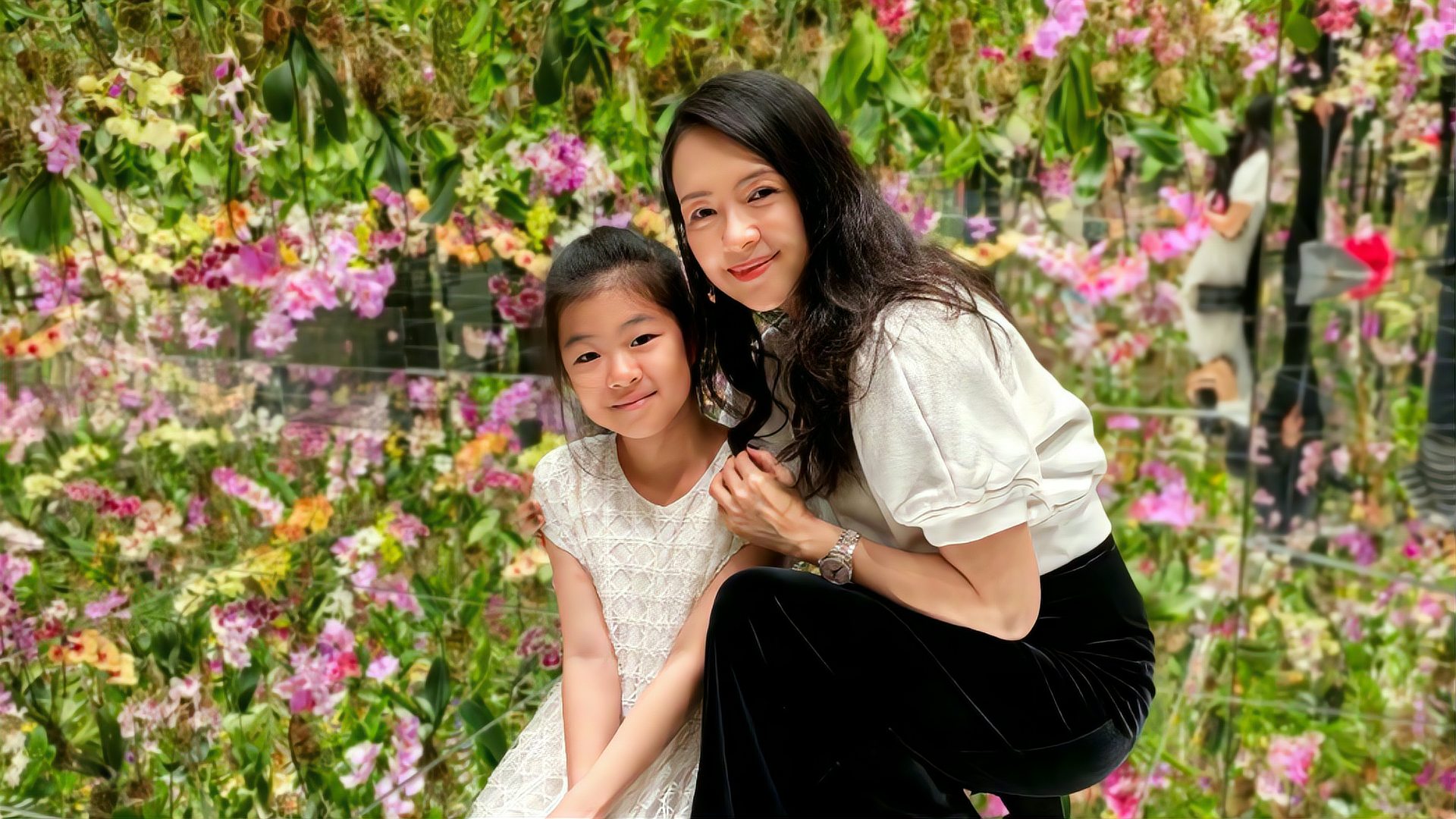  章子怡带9岁女儿醒醒参加上影节