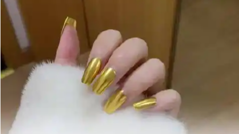  女子用20克黄金做美甲