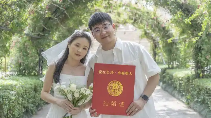  长沙新人520领到超大版结婚证