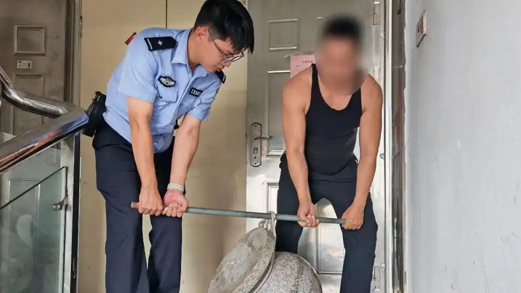  男主播为打造猛男人设偷走150斤石墩