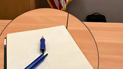 美乌谈判现场乌代表紧张到掰断笔