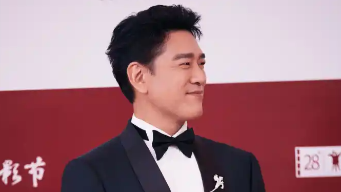 王耀庆下跪求支持《年会不能停2》