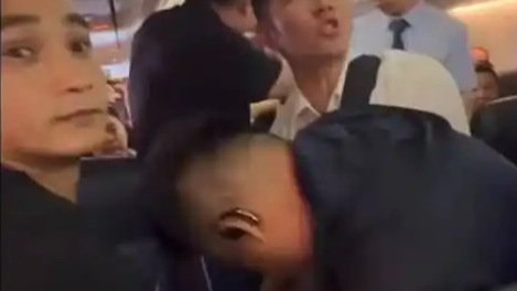  男子在飞机起飞后欲拉舱门 航司回应