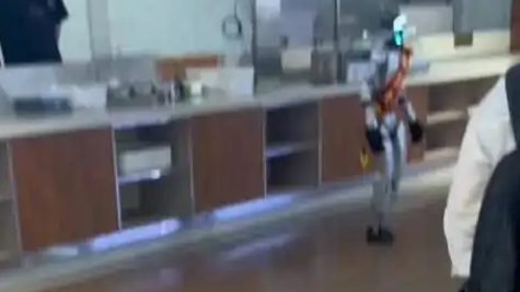 机器人在高校食堂跳舞营业卖面