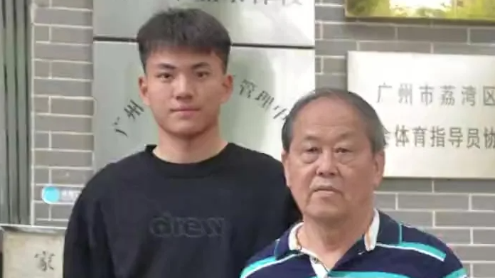 启蒙教练喊话李昊：为夺冠贡献力量