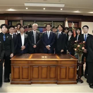 台政客炫耀与高市办公桌合影被嘲