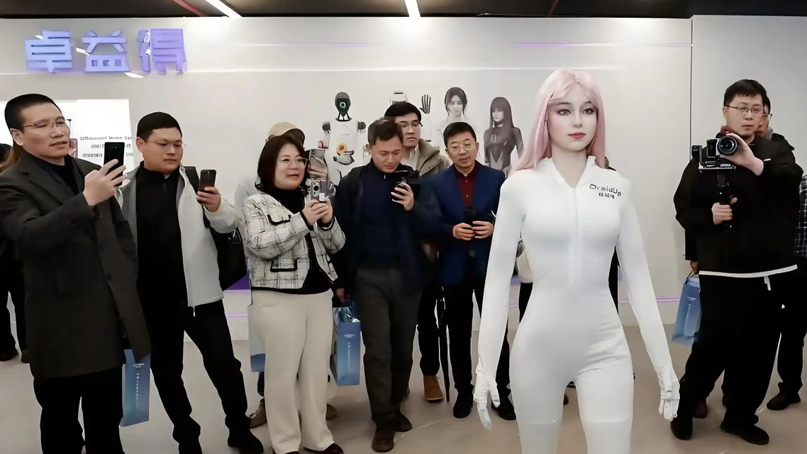 上海发布会现“硅基少女”