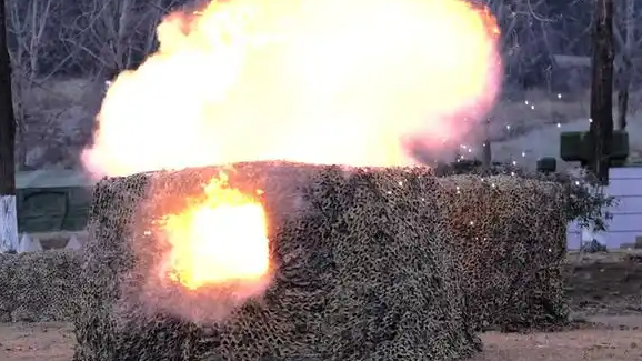 未来战场预演！无人车穿越机协同出击