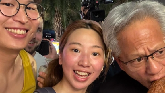黄仁勋为吃上一根烤玉米：全场我买单