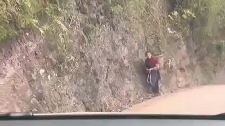 女生悄悄回乡给外婆惊喜 竟半路相遇