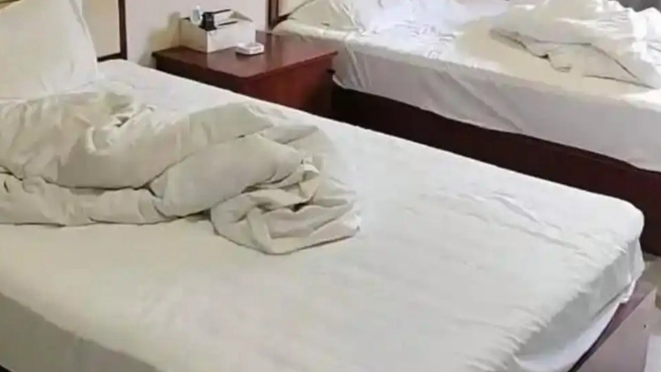 官方辟谣女子酒店退房搬空用品