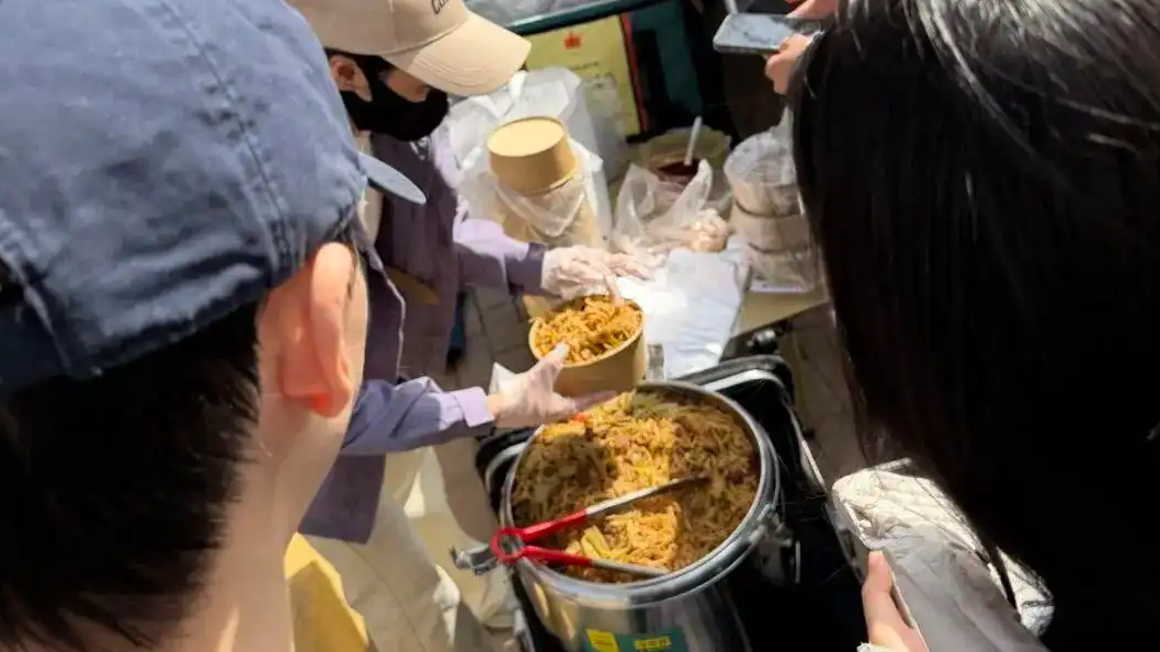 女子晒焖面 数千河南学生直呼想吃