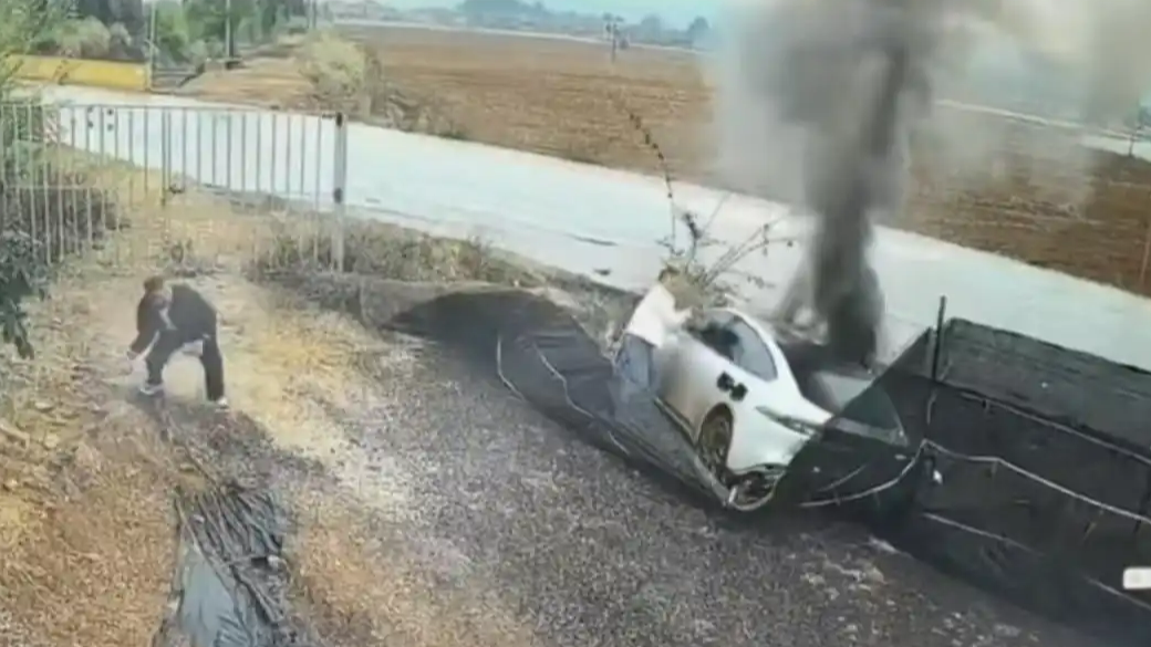  云南男子从起火车中救3人：实为过错方