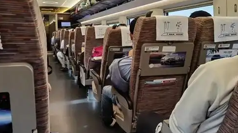 网友曝光高铁上家长当众给孩子把尿