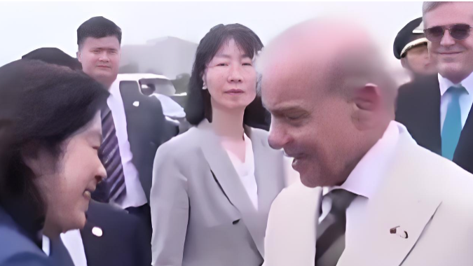  华春莹到机场为巴基斯坦总理送行