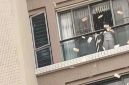   女子抛撒大量港币引争抢 当地通报 缩略图