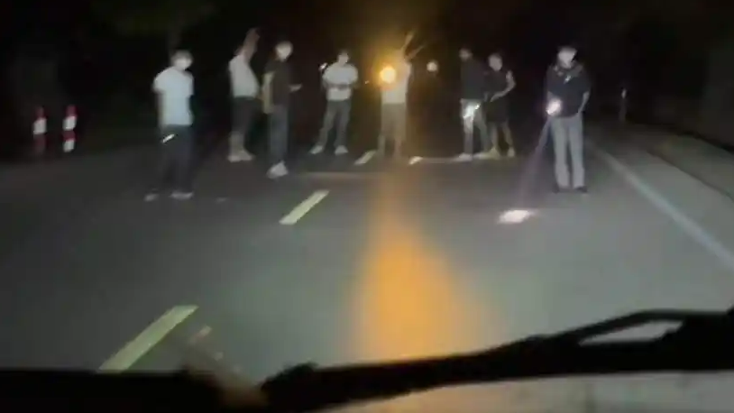 广西多名男子持手电筒拦车