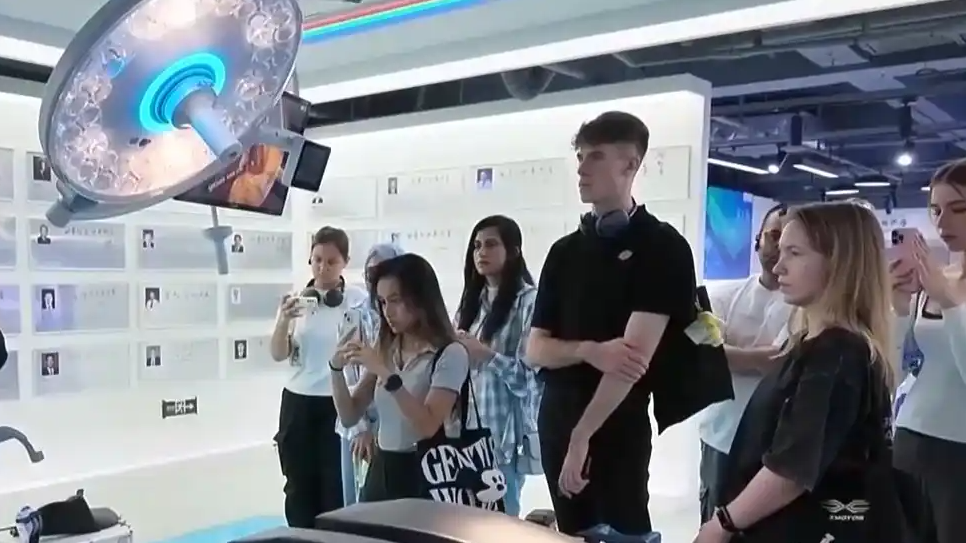 中国“科技游”圈粉外国游客