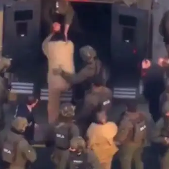 马杜罗被押送时几乎跪着爬上车