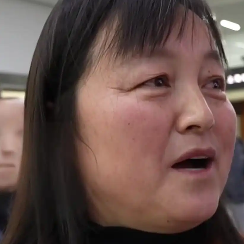  家政大姐带4个空瓶回家过年