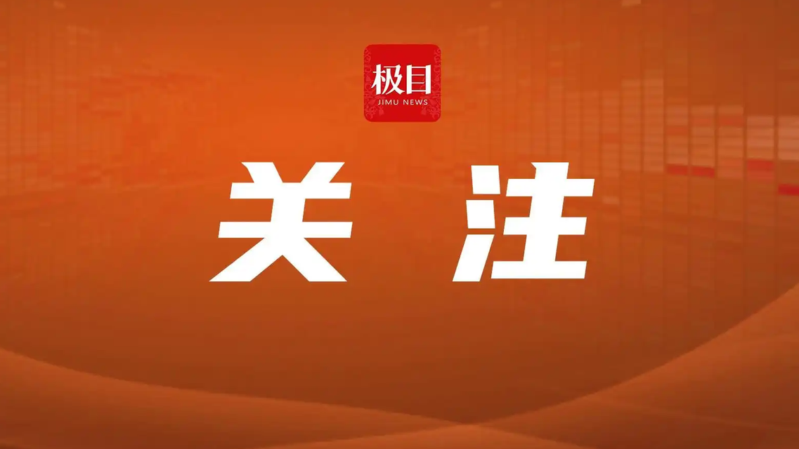 暴雨致街道被淹 眼镜蛇缠在窗户上