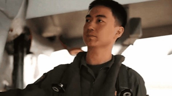  “95后”歼16飞行员亮相“代表通道”