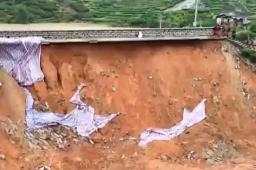 强降雨致福建福鼎一水库坝体滑坡 热