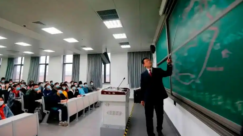 文科教師淪為高?！按髲S”邊緣人