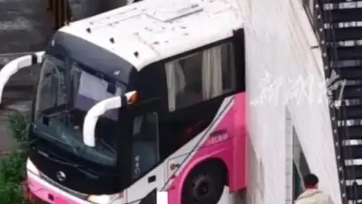 “停靠在八楼的2路汽车”具象化了