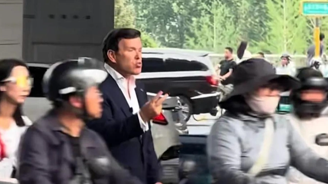 美国福克斯主持人在华违停被罚