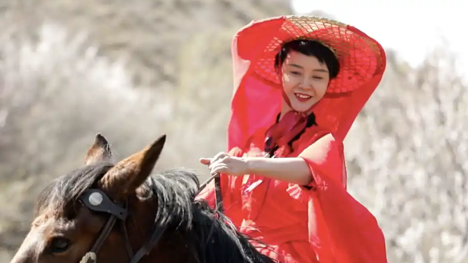 “策马奔腾”的贺娇龙为何感动全网