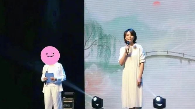  51岁董卿现身儿子学校 母子罕见同框