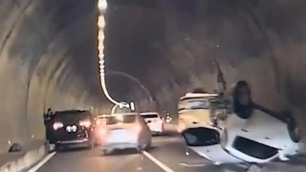  福建一隧道4輛車發(fā)生事故