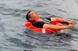   广东男子上厕所被浪掀海里漂流1小时 缩略图