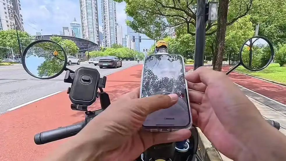 “景区游客坠崖身亡：坐栏杆上不慎后仰