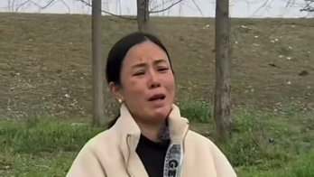 姐姐找回被拐32年弟弟在母亲坟前痛哭