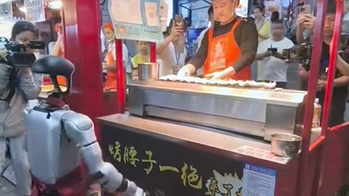 小伙骑车失控撞翻早餐店保温台